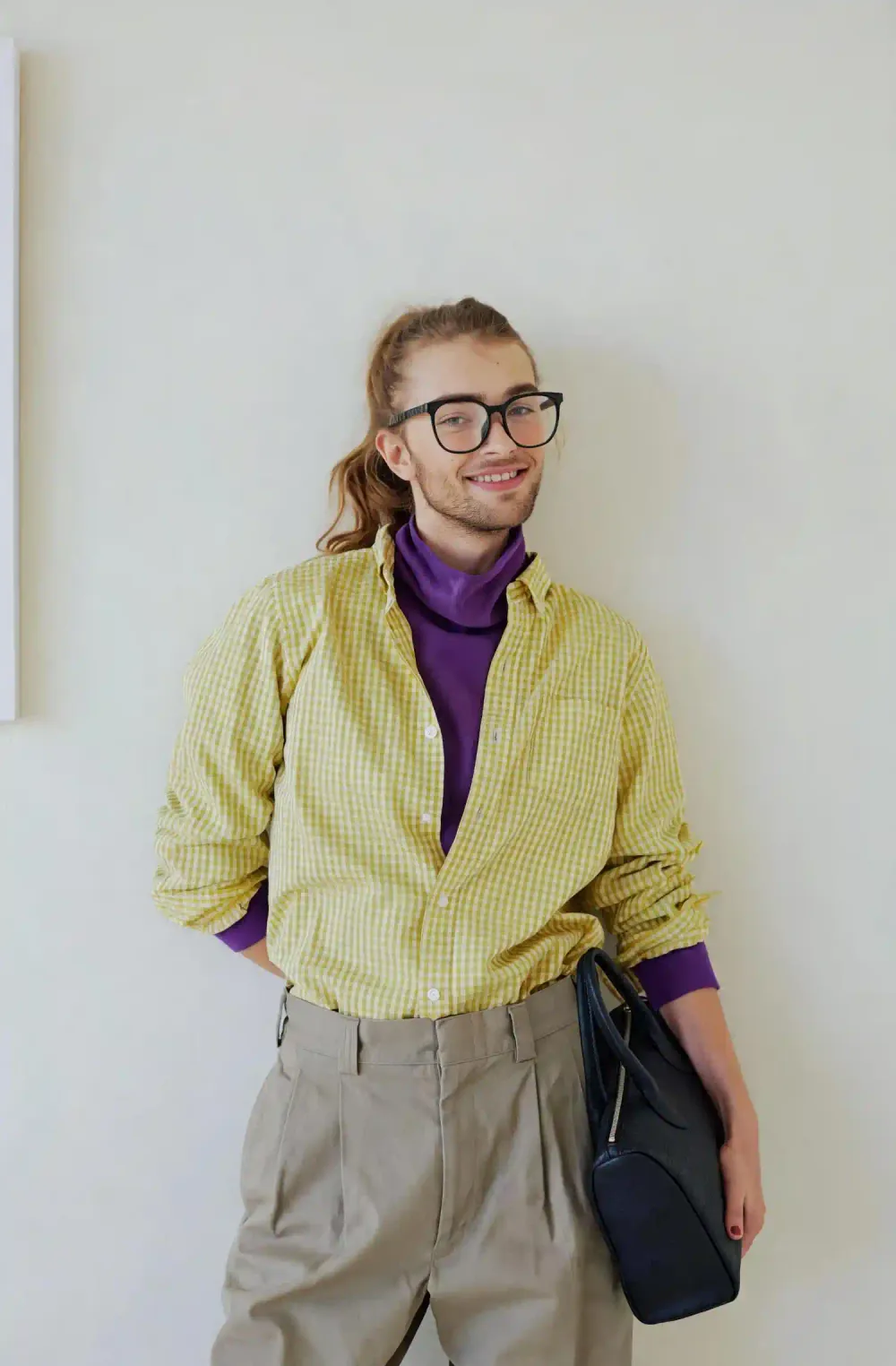 やわらかい顎のラインとロングヘアに。ポーズと服装は同じまま — 編集後