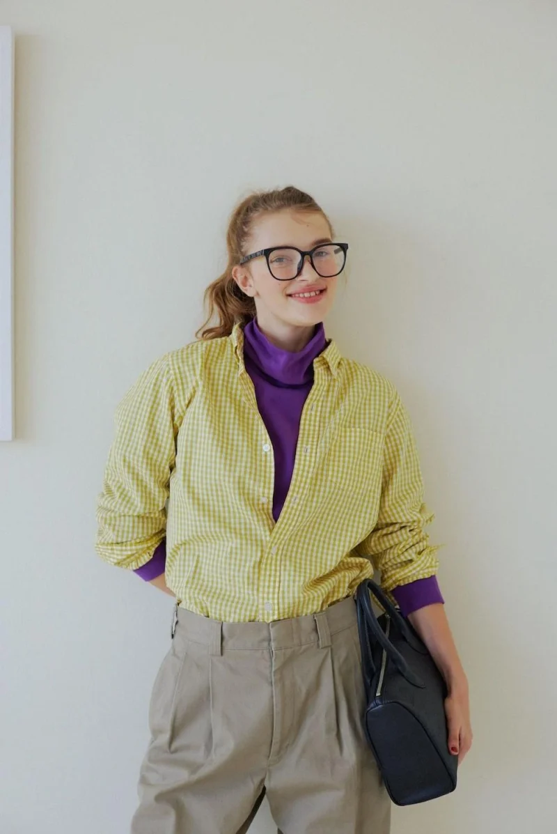 やわらかい顎のラインとロングヘアに。ポーズと服装は同じまま — 編集前