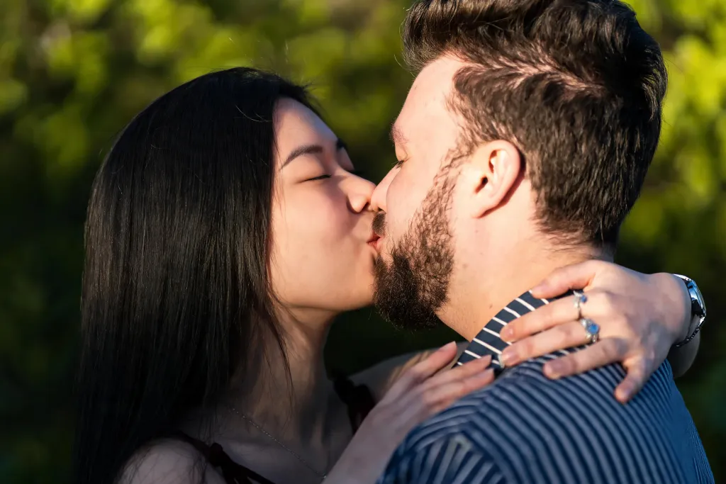 並んで写ったカップルが、顔を寄せるキスシーンに — 編集後
