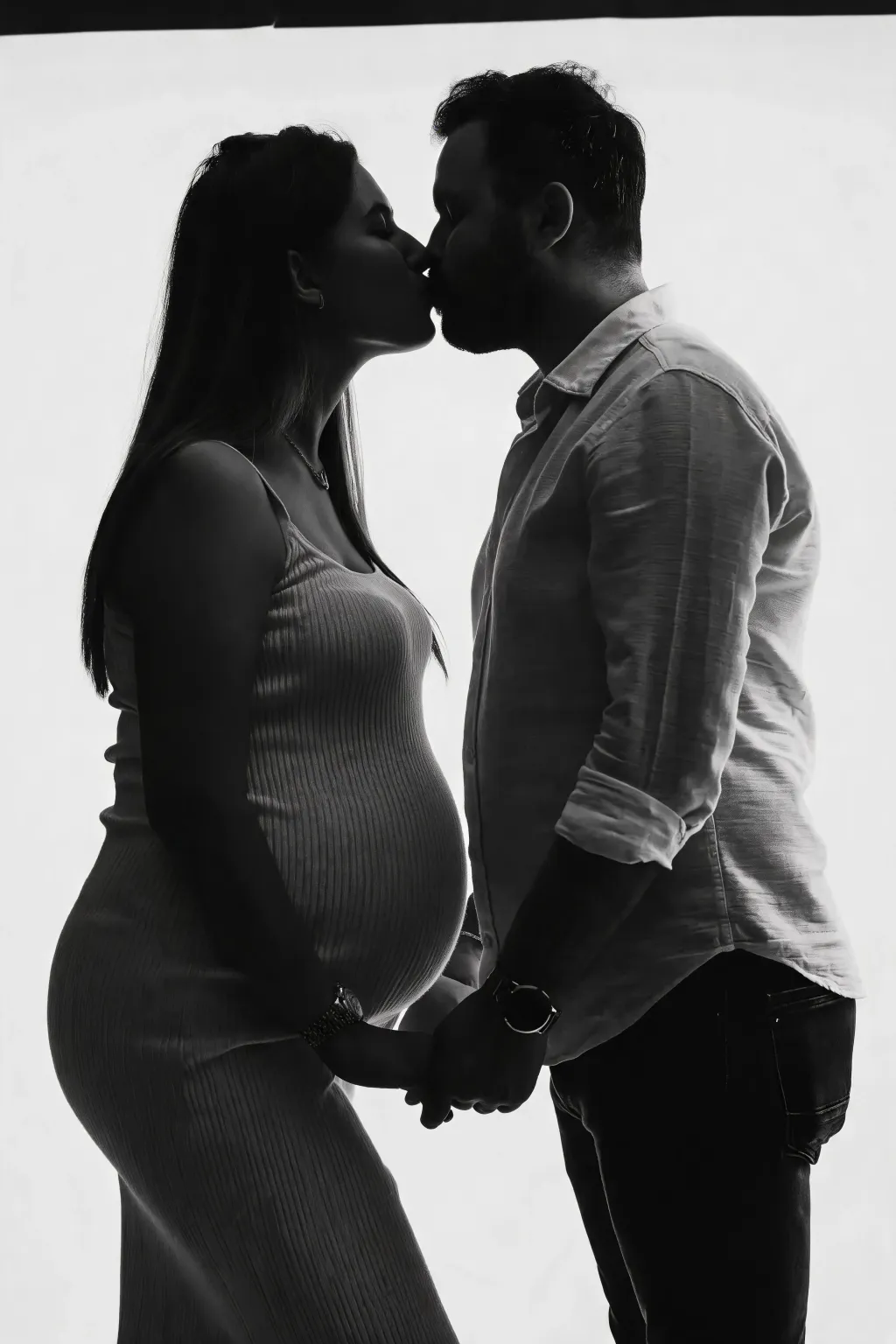アップロードした1枚の写真から生成された、顔を寄せてキスをするカップル