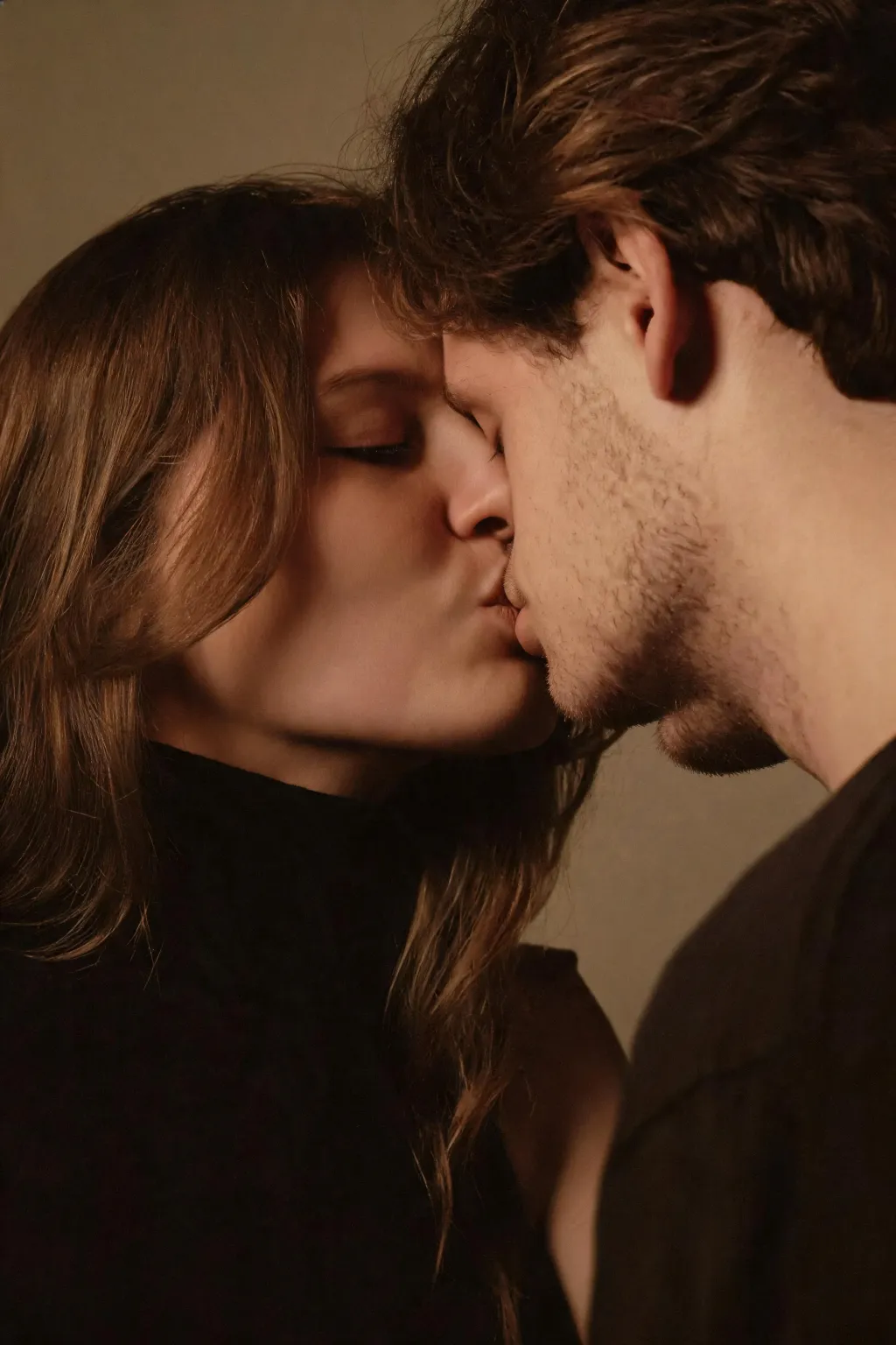 2人の顔がはっきり本人とわかる、AIキス生成結果のクローズアップ