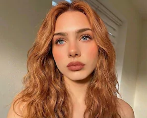 Resultado de color rubio cálido en pelo largo y ondulado creado con un cambiador de color de pelo con IA
